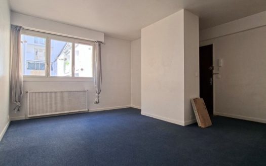 PAU CENTRE, GRAND T2 ENTIEREMENT RENOVE