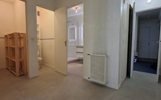 PAU CENTRE, GRAND T2 ENTIEREMENT RENOVE